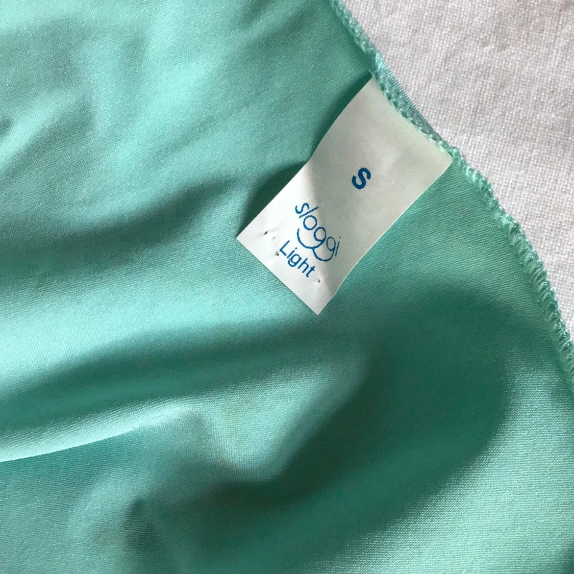 Mintgrön linne sloggi Light med broderad detalj.  - 4