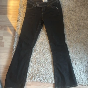 Svarta bootcut jeans från BDG - Snygga svarta bootcut jeans från BDG Urban Outfitters. Lågmidjade, och utsvängda. Använt en gång, säljer pga förstora, nypris 750, säljer för 600, kan sänka priset 