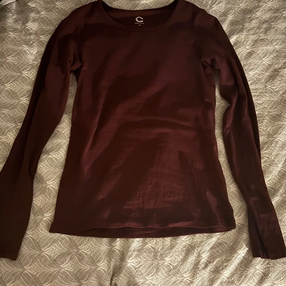 Säljer en stilren vinröd långärmad topp från Cubus. Perfekt för kyligare dagar med sin mjuka och bekväma passform. Enkelt att matcha med olika outfits. Hör av dig vid intresse! 💌 Denna tröja är i XS men jag skulle säga att den är S.. Neuletakit & Villapaidat.