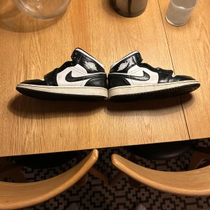 Svartvita Nike Air Jordans - Säljer dessa skor pågrund av storleken är för liten, skorna är köpta för 3.750kr från merchsweden är använda ett par gånger så kvaliten är ok
