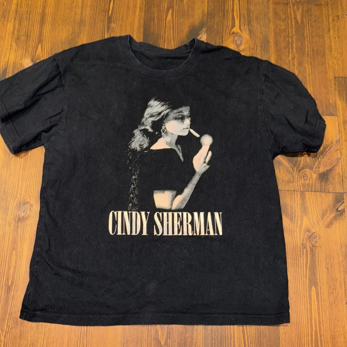 Svart t-shirt med Cindy Sherman-tryck