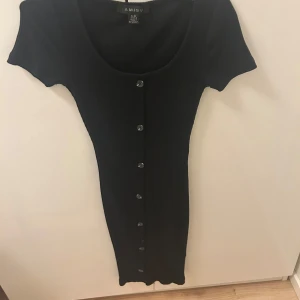 Svart ribbad klänning från Amisu - Säljer en stilren svart ribbad klänning. Helt ny aldrig haft på mig den.