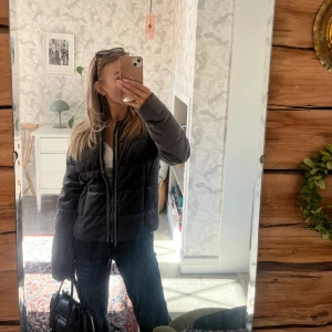 Grå jacka - Såå snygg och unik jacka med guldiga detaljer, perfekt till våren💞💞