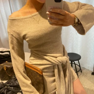 Populär stickad klänning  - Super populär stickad klänning med knyte i midjan som är slutsåld!!!🤎🤎strl s men psssar xs-m pga strech