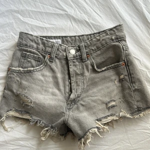Gråa jeansshorts  - Gråa jeansshorts från Zara 