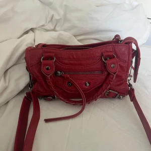 Röd väska  - Säljer nu denna väska som inte längre kommer till användning. Det kommer med ett band som man även kan ta av. Pris kan diskuteras vid snabb affär 💕