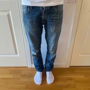 Nudie jeans  - Ett par otroligt feta och sällsynta nudie jeans i slim fit. 9/10 skick, (litet hål, bild 3). Storlek 32/32. Pris går att diskutera