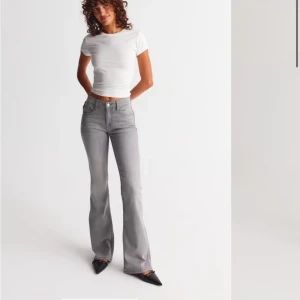 Gina tricot bootcut jeans - Säljer dessa jeansen från gina i storlek 38, har endast använt dom två gånger så dom är som nya❤️