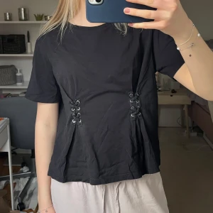 T-shirt  - Snygg t-shirt med detalj framtill❤️❤️Perfekt till skolan nu när det börjar bli varmare! 