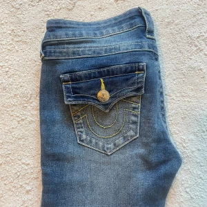 True Religion  - True religion jeans me gul söm. Skit snygga. Köpta från jeansbolaget i modell joey. Aldrig använda. Inga defekter alls! Därför säljer jag för ett ganska liknande pris från affär ❤️ skriv vid fler bilder. Strl w25 passar mig som har 36 kan sälja för 800-900 beror på 💕