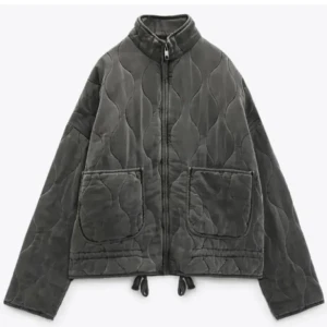 Superfin zara jacka  - Säljer denna superfina jackan från zara, säljs inte längre🤗💞 stolek M. 