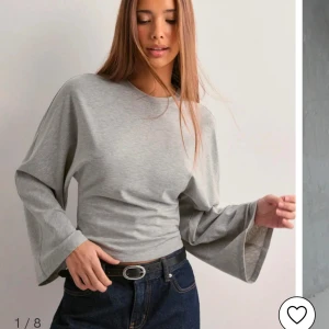 Grå tröja från Nelly - Säljer en stilren grå tröja från Nelly med vida ärmar och en bekväm passform. Perfekt för en avslappnad look. Tröjan är i ett mjukt material och har en rund halsringning. Aldrig använd pga att den är för stor för mig och jag tycker inte den passar min stil. Nypris: 300