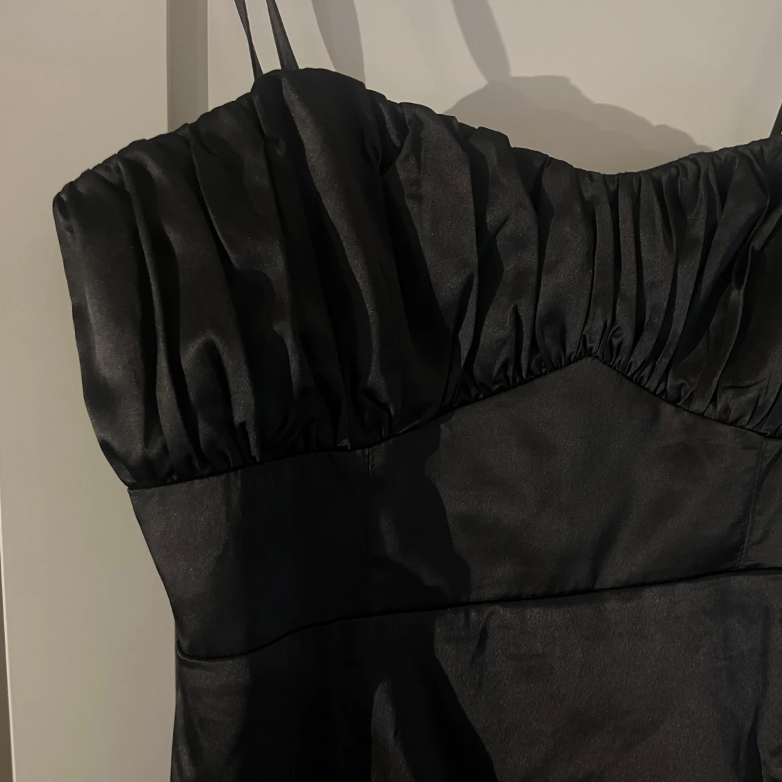 Svart axelbandslös klänning - 1