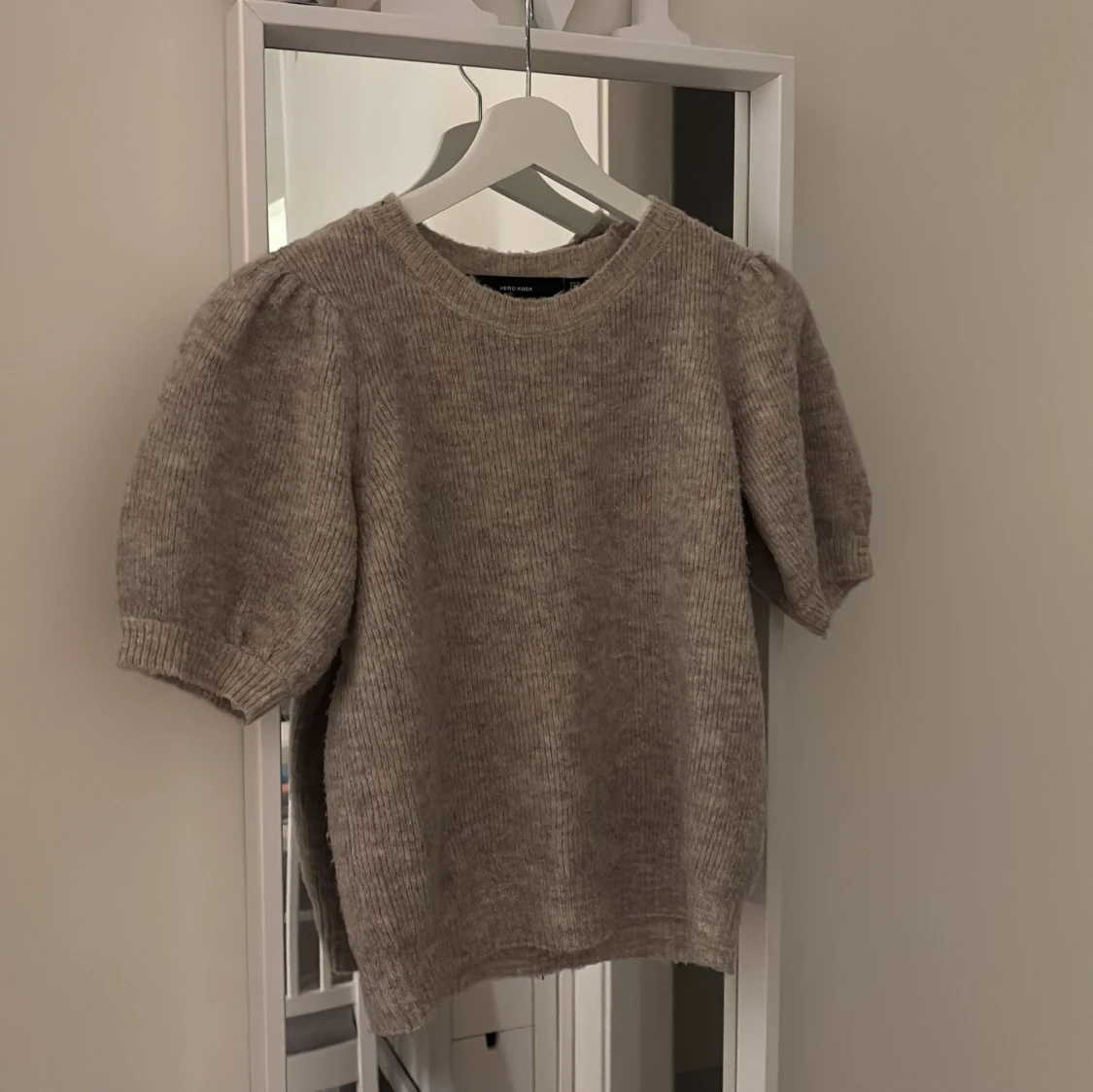 Beige stickad tröja med puffärmar