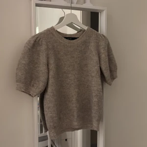 Beige stickad tröja med puffärmar - Säljer en supermjuk beige stickad tröja med korta puffärmar.  Säljer då jag inte använder den längre☺️storlek XS från Vero Moda.