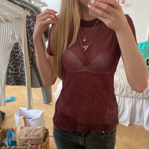 Vinröd glittrig t-shirt - Superfin genomskinlig T shirt. Passar alla