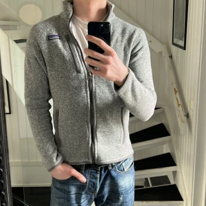 Patagonia fleece - Säljer en riktigt snygg grå fleece från Patagonia. Fleecen är i riktigt bra skick 🤩Personen på bilden är 185 och väger 70 kg men sitter lite tajt. Hör av dig vid intresse 