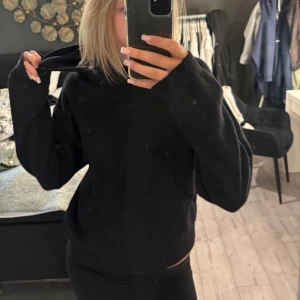 Svart stickad hoddie med huva - Mysig svart stickad hoddie med huva och långa ärmar. Jag säljer pga att jag rensar garderoben på kläder jag inte längre använder, tröjan är använd ca 2-3 gånger, jätte skönt material och inte som andra ”tyg hoddies”. Det är även som glitter i tröjan, skriv för mer bilder eller om det är några frågor!! tack💞💞Priset kan diskuteras så det är bara att skicka prisförslag 