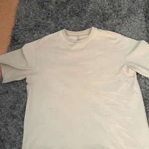 Beige t-shirt från H&M Relaxed Fit - Enkel och stilren beige t-shirt från H&M i relaxed fit. T-shirten har rund halsringning och korta ärmar, perfekt för en chill och avslappnad look. Tillverkad i mjuk bomull som känns skön mot huden. Passar dig som gillar basic och minimalistisk stil. Helt oanvända cargobyxor från h&m 200kr