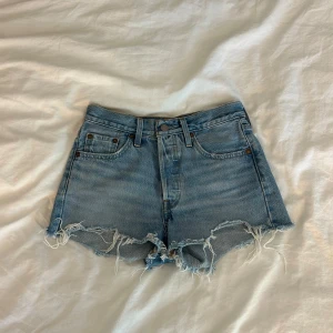 Levi's ljusblå jeansshorts  - Ljusblå jeansshorts från Levi's med fransar