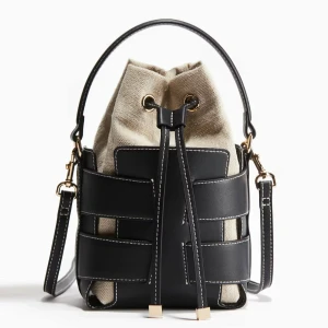 Svart och beige bucket bag med snörning - Supersöt slutsåld väska från hm!! Sparsamt använd och i mycket fint skick 💗💗