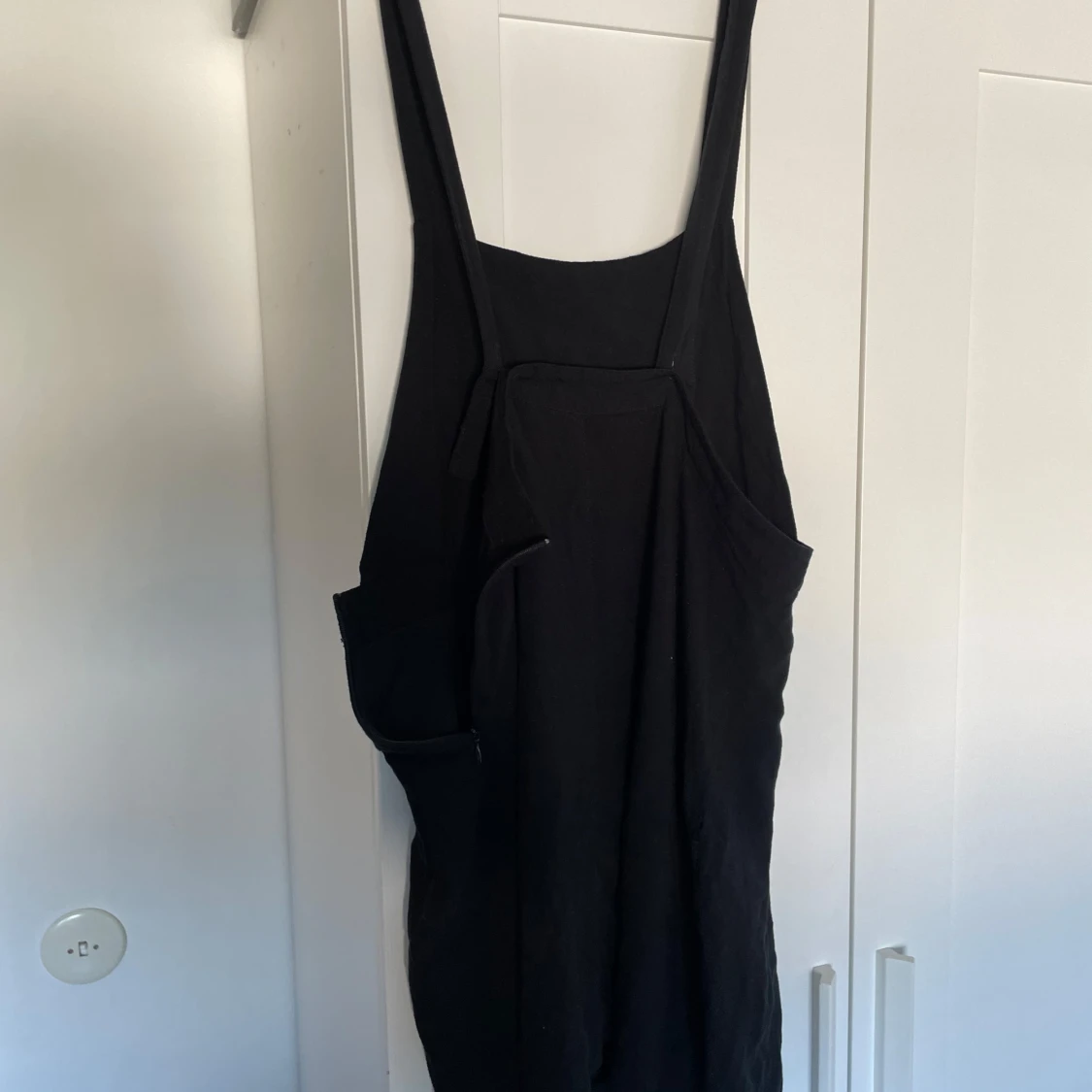 Svart kort hängselklänning med dragkedja - 1