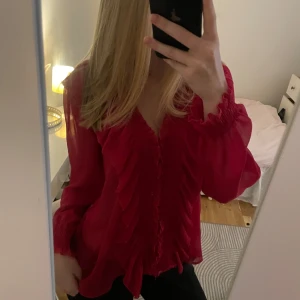 Zara blus - Säljer en blus från Zara som är jätte najs inför sommaren eftersom den är väldigt luftig. Använd fåtal gånger och i mycket bra skick. Skriv till mig vid frågor/funderingar💗