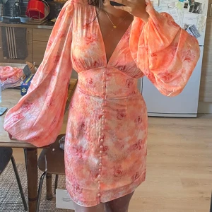 Kort klänning från Adoore - Säljer denna superfina klänningen från Adoore i färgen Peach🌸Helt ny och oanvänd med lapparna kvar! Perfekt nu till sommaren!🥰Storlek 38