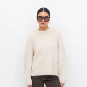  stickad tröja   - oversized beige stickad tröja från Gina trixig. Tröjan har rund halsringning, långa ärmar och ribbade muddar. Perfekt för en sommar kväll eller ett enkelt plagg på vintern! Inte använd många gånger 