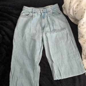 Ljusblå loose high waist jeans - Ljusblå jeans från &Denim i loose fit med hög midja. Byxorna har raka ben, stora fickor fram och bak samt en extra stor sidoficka. Perfekta för en avslappnad och trendig look.