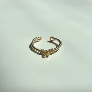 Citrine Ring - Denna ring är tillverkad för hand med rostfri ståltråd, vilket gör den både hållbar och rostfri. Den är justerbar för att passa perfekt och pryds med pärlor av äkta citrin, Ringen är även vattentålig och passar utmärkt för daglig användning. 