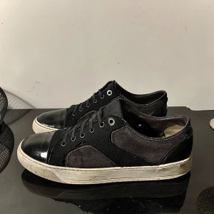 Lanvin skor - Hej! Säljer nu dessa lanvin skor. Skorna är i storlek 41, men passar upp till 42. Skorna är i okej skick, har skador och slitage därav de billiga priset. Endast skorna medföljer till köpet . För ytterligare frågor samt funderingar, är ni välkomna i DM! ✉️ 