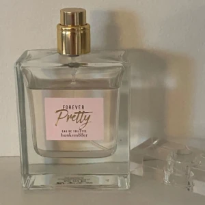 Forever Pretty parfym 50 ml Hunkemöller!  - FöGe gärna prisförslag! ! Doftar otroligt! Har två likadana därav säljer jag denna! Forever Pretty Eau de Toilette från Hunkemöller i en stilren, fyrkantig glasflaska med guld- och transparent spraykork. Parfymen har en ljusrosa etikett och rymmer 50 ml. Perfekt för dig som gillar feminina och fräscha dofter. Endast testad!