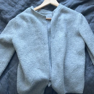 Ljusgrå kofta , super fin på 😍 - Mysig ljusgrå kofta från Pieces i stickad kvalitet. Koftan  har en enkel, öppen design utan knappar eller dragkedja och är långärmad. Perfekt att slänga på sig för en chill och stilren look.