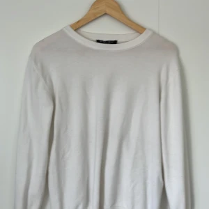 Vit stickad tröja från Amisu - En clean och enkel vit stickad tröja från Amisu i storlek M. Tröjan har rund halsringning och långa ärmar, perfekt för lager-på-lager eller att bära som den är. Mjuk och skön känsla som funkar till många olika stilar.