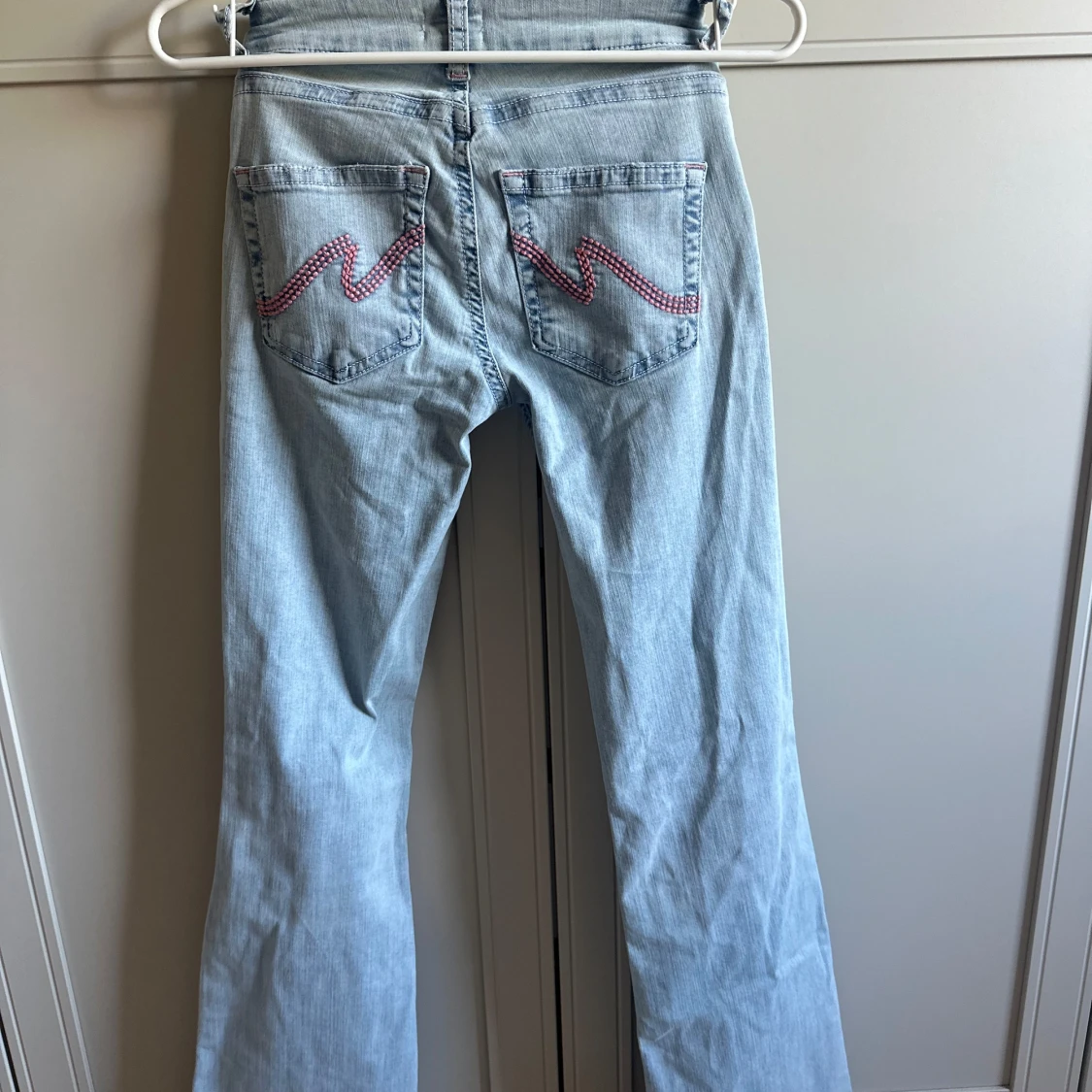 Ljusblå bootcut jeans med slitningar - 1