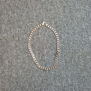 Kedjehalsband i silverfärg - Stilrent halsband med breda, platta länkar i silverfärg. Kedjan har en klassisk design som ger en cool och tidlös look. Perfekt för att lyfta vilken outfit som helst och passar både till vardag och när du vill sticka ut lite extra.