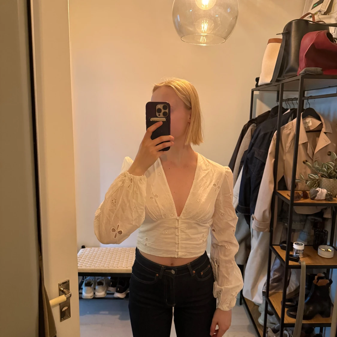 Vit broderad blus från NA-KD