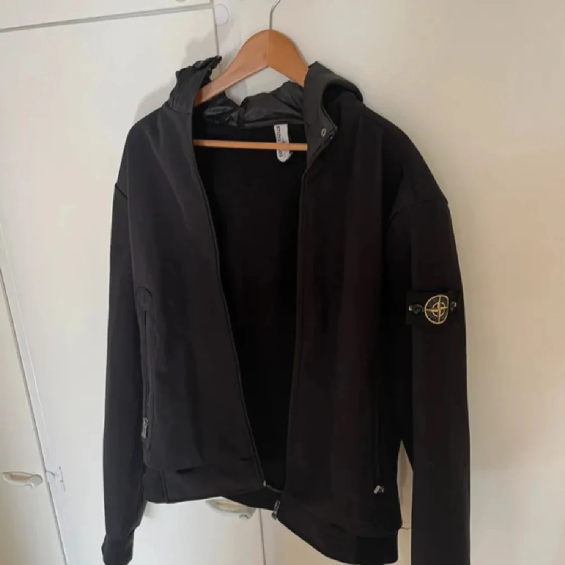 Svart vindjacka från Stone Island