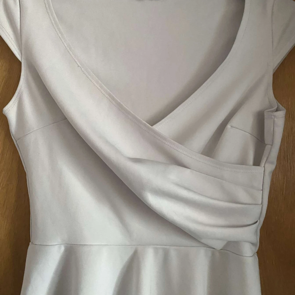 Vit omlottklänning.  - 2