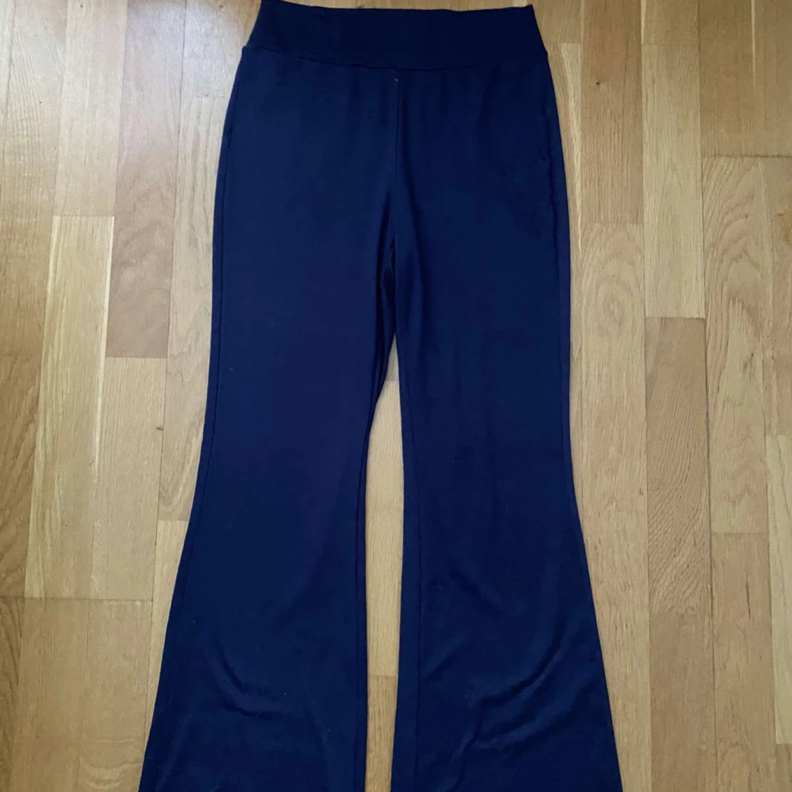 Marinblåa utsvängda byxor