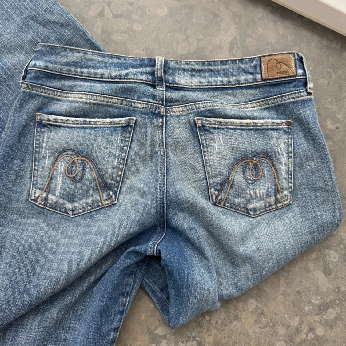 Lågmidjade jeans med slitningar  - 2