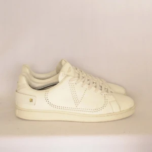 Valentino sneakers  - VALENTINO SNEAKERS  Storlek : 44  Passform : Normal  Användning : Skorna är i fint skick och små tecken/defekter förekommer: Unika o b stilrena nu till sommaren: Nypris : Cirka 6000SEK