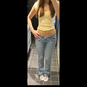 Ljusblå bootcut jeans låg midja - Super snygga ljusblå lågmidjade, bootcut jeans i storlek 25/32 från LTB, modellen VALERIE