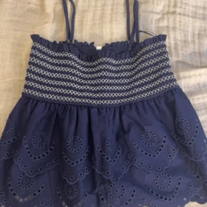 Topp från Stradivarius  - Marinblå top från Stradivarius. Storlek L. Funkar som både en topp och kjol. Köpt för 260krz Pris kan diskuteras så lägg gärna prisförslag om ni är intresserade. Prislappen är kvar så helt oanvänd. Skriv för flera bilder på kjolen eller om ni har frågor eller funderingar. Skriv ALLTID privat innan ni köper!💘