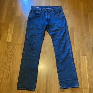 Levis jeans 501 - Ett par levis jeans i top skick, knappt använda och köpta för ca ett år sedan. Storleken är w30 L 32. Nypris var 1100kr