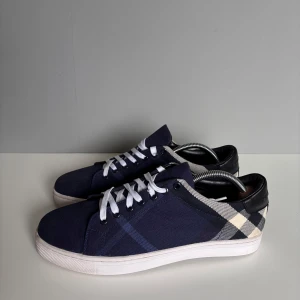 Burberry skor - Säljer ett par ovanliga burberry skor i storlek 44, passar 43,5. Cond 9/10 smuts på sulan men annars perfekt skick! Medkommer endast skor