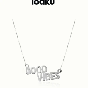 Good vibes halsband - Säljer detta silver halsband från ioaku med texten good vibes, säljer då halsbandet aldrig används! Nypris 499kr och säljer för 350kr