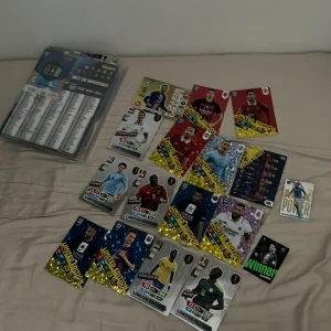 Match Attax & FIFA 365 Fotbollskortsamling - Stor samling fotbollskort med stjärnor som Messi, Ronaldo och De Bruyne. Innehåller Limited Edition, specialkort och samlaralbum – perfekt för unga fotbollsfans och samlare som vill ha något unikt och coolt i hyllan!
