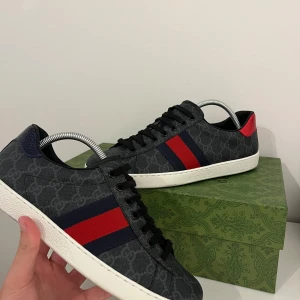 Gucci Ace sneakers - Säljer nu ett par Gucci Ace Skor som självklart är äkta. Skorna är i nyskick